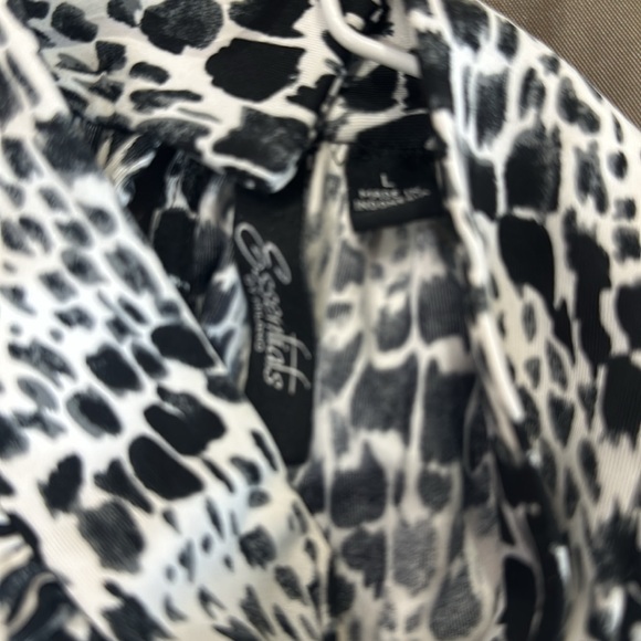 ESSENTIALS - Picture 4 of 4